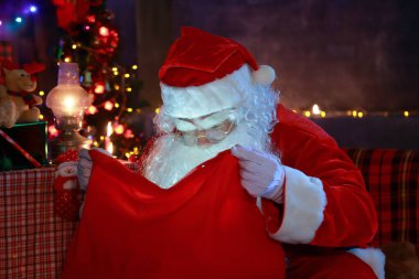 Noel konsepti. Peri masalı Noel Baba 'nın portresi. Noel için dekore edilmiş güzel bir ev. Mucizeler zamanı.