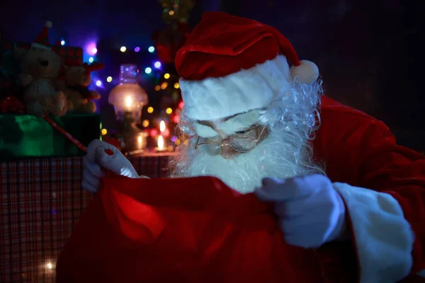Conceito Natal Retrato Conto Fadas Papai Noel Bela Casa Decorada — Fotografia de Stock