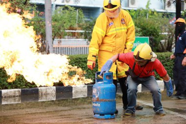Nakhon Ratchasima, Tayland - 1 Temmuz 2023: Yangın emniyetinin nasıl verileceği ve yangının nasıl söndürüleceği. Çalışan itfaiyeciler, gaz tankı vanasını kapatın..