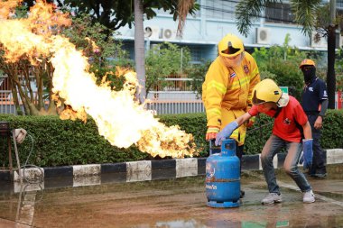 Nakhon Ratchasima, Tayland - 1 Temmuz 2023: Yangın emniyetinin nasıl verileceği ve yangının nasıl söndürüleceği. Çalışan itfaiyeciler, gaz tankı vanasını kapatın..