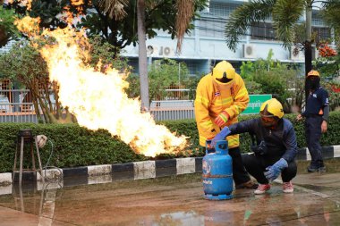 Nakhon Ratchasima, Tayland - 1 Temmuz 2023: Yangın emniyetinin nasıl verileceği ve yangının nasıl söndürüleceği. Çalışan itfaiyeciler, gaz tankı vanasını kapatın..