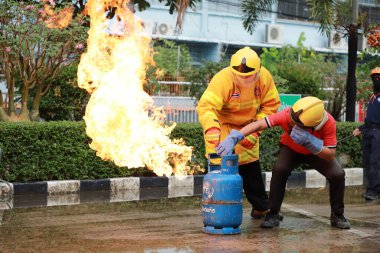 Nakhon Ratchasima, Tayland - 1 Temmuz 2023: Yangın emniyetinin nasıl verileceği ve yangının nasıl söndürüleceği. Çalışan itfaiyeciler, gaz tankı vanasını kapatın..