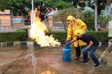 Nakhon Ratchasima, Tayland - 1 Temmuz 2023: Yangın emniyetinin nasıl verileceği ve yangının nasıl söndürüleceği. Çalışan itfaiyeciler, gaz tankı vanasını kapatın..