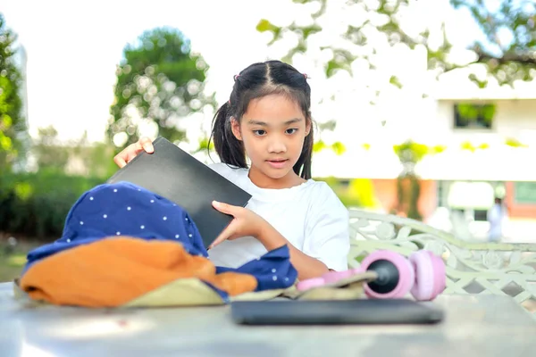 Μικρό Κορίτσι Ασιατικό Διαβάζοντας Ένα Βιβλίο Μετά Μαθήματα Μαθαίνοντας Κατ — Φωτογραφία Αρχείου