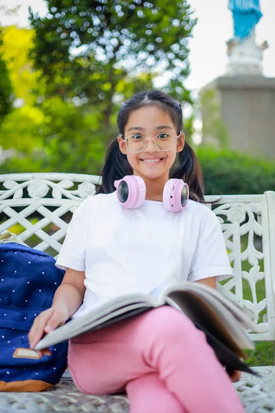 Μικρό Κορίτσι Ασιατικό Διαβάζοντας Ένα Βιβλίο Μετά Μαθήματα Μαθαίνοντας Κατ — Φωτογραφία Αρχείου