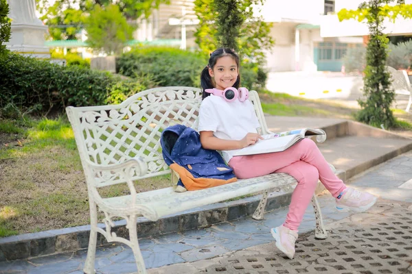 Anak Kecil Asia Membaca Buku Setelah Kelas Belajar Dengan Maksud — Stok Foto