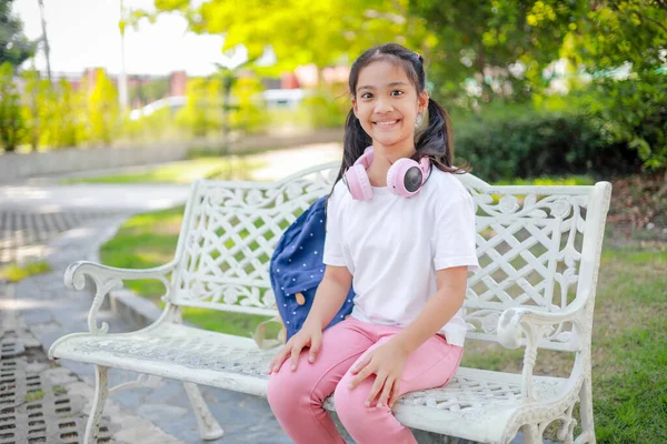 Μικρό Κορίτσι Ασιατικό Κάθεται Μια Λευκή Καρέκλα Στο Σχολείο Αισθάνονται — Φωτογραφία Αρχείου
