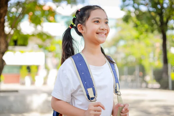 Μικρό Κορίτσι Ασιάτισσα Σακίδιο Πηγαίνει Σχολείο Διασκέδαση Οποία Αυξάνει Την — Φωτογραφία Αρχείου