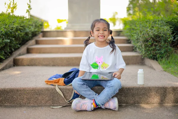 Ένα Κοριτσάκι Ασιάτισσα Χρησιμοποιεί Ένα Λάπτοπ Για Μάθει Στο Σχολείο — Φωτογραφία Αρχείου