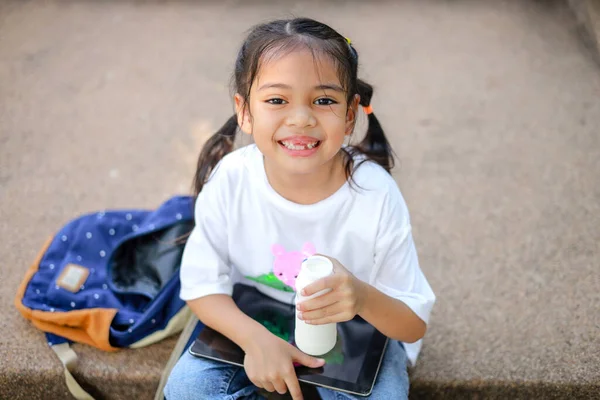 Anak Kecil Asia Memegang Sebotol Susu Sekolah Merasa Senang Dan — Stok Foto