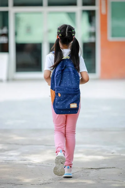Menino Menina Asiática Com Uma Mochila Indo Para Escola Com — Fotografia de Stock