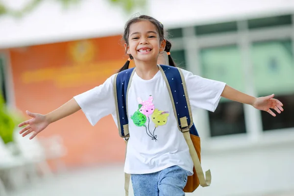 Μικρό Κορίτσι Ασιάτισσα Σακίδιο Πηγαίνει Σχολείο Διασκέδαση Οποία Αυξάνει Την — Φωτογραφία Αρχείου