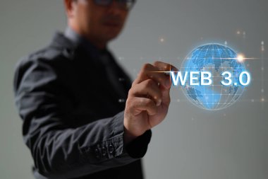 Teknoloji ve WEB 3.0 ve gelecekteki Veri Ağı 'nda gösterilecek bulut transferi için internet sunucu hizmetlerine bağlı bilgisayar iş ağı fikirleri için çevrimiçi depolama.