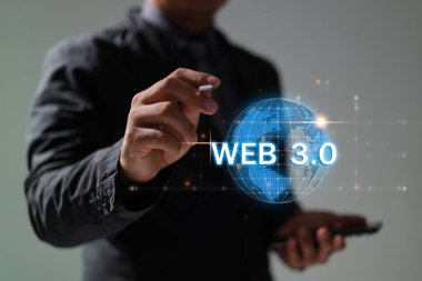 Teknoloji ve WEB 3.0 ve gelecekteki Veri Ağı 'nda gösterilecek bulut transferi için internet sunucu hizmetlerine bağlı bilgisayar iş ağı fikirleri için çevrimiçi depolama.