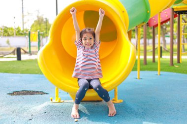 Küçük Asyalı kız, oyun parkında eğlenirken. Bu da sınıfın öğrenme becerilerinin dışında gelişimi ve gelişimi arttırır..