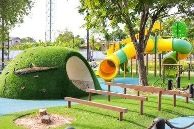 Çocuk parkı. Bu da sınıfın öğrenme becerilerinin dışında gelişimi ve gelişimi arttırır..