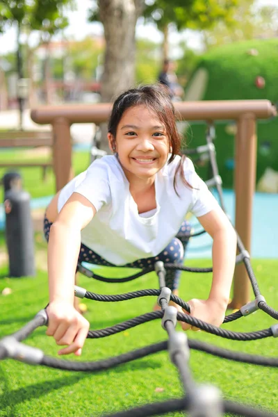 Anak Kecil Asia Sambil Menikmati Taman Bermain Yang Meningkatkan Pengembangan — Stok Foto