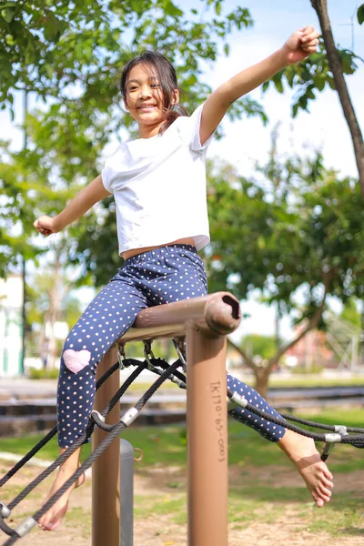 Anak Kecil Asia Sambil Menikmati Taman Bermain Yang Meningkatkan Pengembangan — Stok Foto