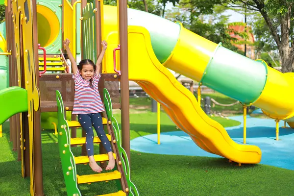 Kislány Ázsiai Miközben Élvezi Játszótéren Ami Növeli Fejlődést Javítja Kívül — Stock Fotó