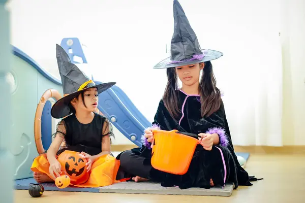Halloween Ünnep Gyermekkori Koncepció Délkelet Ázsiai Kisgyerekek Halloween Kor Boszorkányjelmezben Stock Kép