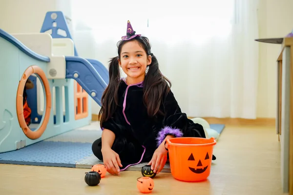 Halloween Ünnep Gyermekkori Koncepció Délkelet Ázsiai Kisgyerekek Halloween Kor Boszorkányjelmezben Stock Fotó