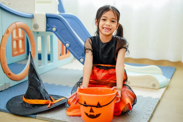 Halloween Urlaub Und Kindheit Konzept Kleine Südostasiatische Kinder Halloween Hexenkostüm Stockbild