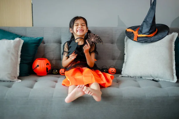 Halloween Urlaub Und Kindheit Konzept Kleine Südostasiatische Kinder Halloween Hexenkostüm lizenzfreie Stockbilder