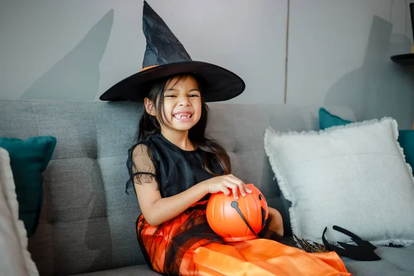 Halloween Urlaub Und Kindheit Konzept Kleine Südostasiatische Kinder Halloween Hexenkostüm lizenzfreie Stockbilder