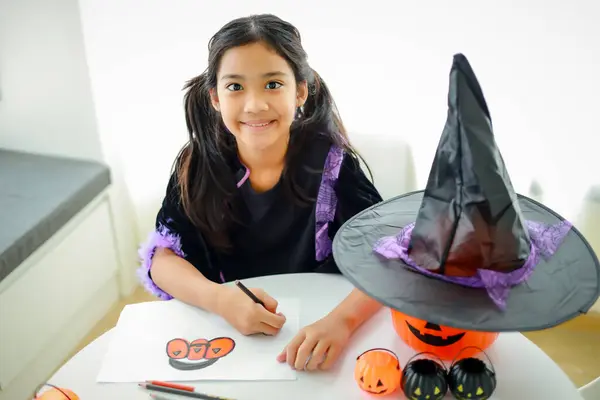 Halloween Urlaub Und Kindheit Konzept Kleine Südostasiatische Kinder Halloween Hexenkostüm lizenzfreie Stockfotos