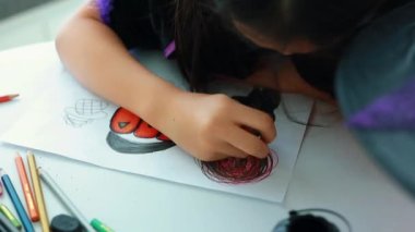 Cadılar Bayramı, tatil ve çocukluk kavramı. Cadılar Bayramı 'nda cadı kostümü giymiş güneydoğu Asyalı küçük çocuklar..