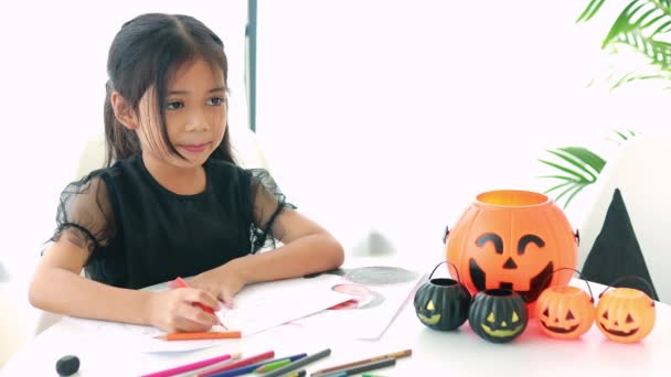 万圣节 假期和童年的概念 穿着巫婆服装的东南亚小孩穿着光环 — 图库视频影像