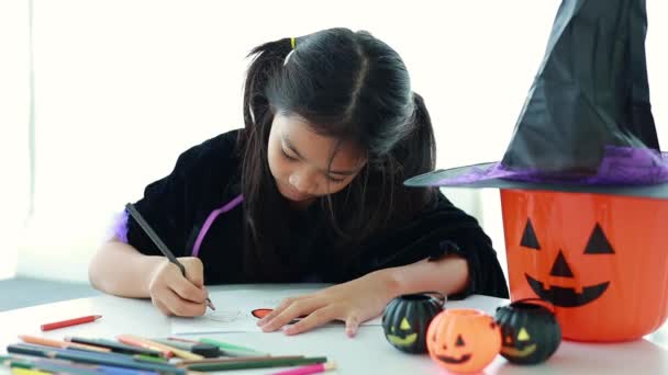 Halloween Urlaub Und Kindheit Konzept Kleine Südostasiatische Kinder Halloween Hexenkostüm — Stockvideo