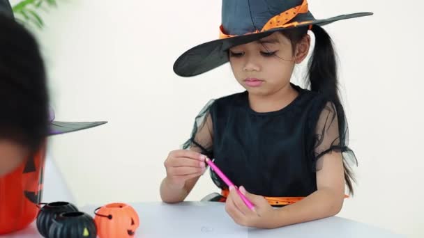 Halloween Vakantie Kindertijd Concept Kleine Kinderen Zuidoost Aziatisch Halloween Gekleed — Stockvideo
