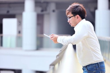 Bilgisayarlı gözlüklü genç iş adamı bilgisayarlı ya da online alışveriş, ev işi, serbest çalışma, çevrimiçi öğrenim, öğrenim.