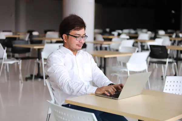 Junger Geschäftsmann Brille Mit Laptop Büro Oder Online Shopping Heimarbeit Stockfoto