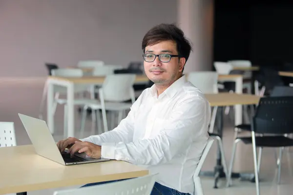 Junger Geschäftsmann Brille Mit Laptop Büro Oder Online Shopping Heimarbeit Stockfoto