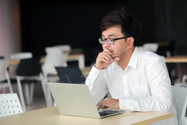 Bilgisayarlı Gözlüklü Genç Adamı Bilgisayarlı Online Alışveriş Işi Serbest Çalışma Stok Fotoğraf