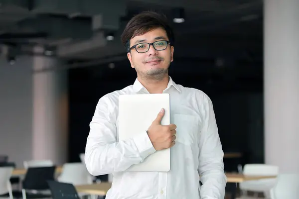 Joven Hombre Negocios Gafas Con Computadora Portátil Oficina Trabajo Compras Imagen De Stock