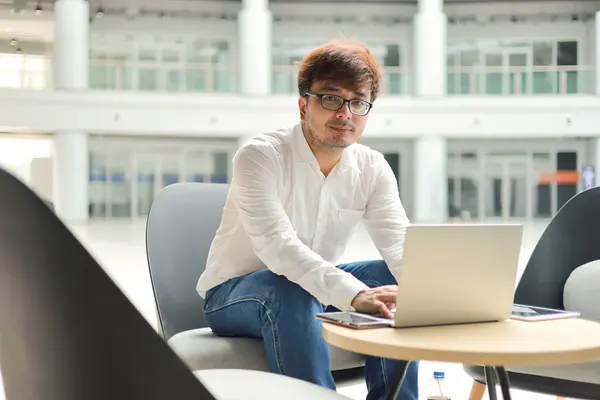 Junger Geschäftsmann Brille Mit Laptop Büro Oder Online Shopping Heimarbeit lizenzfreie Stockbilder