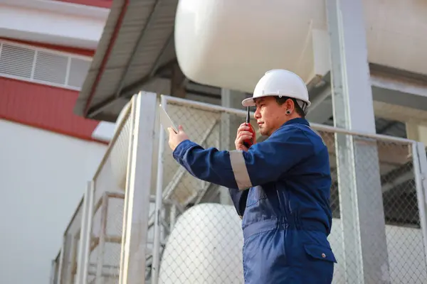 Portrait Professional Man Engineer Working Checking Place Keep Liquid Helium Stok Gambar Bebas Royalti