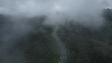 Tayland 'ın Nan ilinde dağların tepesindeki yeşil ormanlı 3 numaralı ya da gökyüzü yolunun havadan görüntüsü.