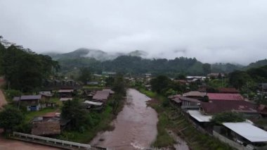 Yağmur mevsiminde Sapan köyü ormanındaki çeltik tarlasının güzel hava manzarası Nan 'ın Tayland eyaleti Nan' da sisli ve el değmemiş nehirlerle kaplıydı..