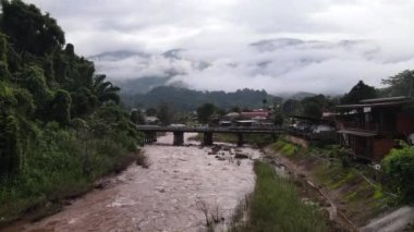 Yağmur mevsiminde Sapan köyü ormanındaki çeltik tarlasının güzel hava manzarası Nan 'ın Tayland eyaleti Nan' da sisli ve el değmemiş nehirlerle kaplıydı..