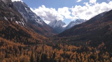 Siguniang Dağı 'nın ya da Çin' in batısındaki Aba Tibet ve Qing Özerk Bölgesi 'nde bulunan dört kız dağının insansız hava fotoğrafçılığı..