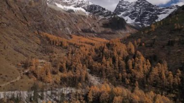Siguniang Dağı 'nın ya da Çin' in batısındaki Aba Tibet ve Qing Özerk Bölgesi 'nde bulunan dört kız dağının insansız hava fotoğrafçılığı..