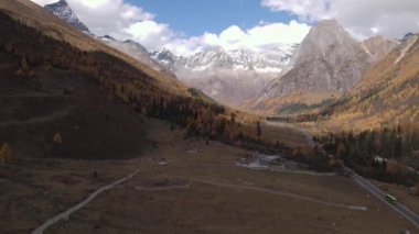 Siguniang Dağı 'nın ya da Çin' in batısındaki Aba Tibet ve Qing Özerk Bölgesi 'nde bulunan dört kız dağının insansız hava fotoğrafçılığı..