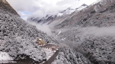 Changping Vadisi, Siguniang Ulusal Parkı 'nın batı Sichuan' da uçan insansız hava fotoğrafçılığı..