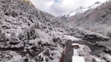 Changping Vadisi, Siguniang Ulusal Parkı 'nın batı Sichuan' da uçan insansız hava fotoğrafçılığı..