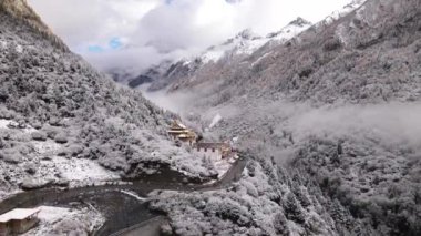 Changping Vadisi, Siguniang Ulusal Parkı 'nın batı Sichuan' da uçan insansız hava fotoğrafçılığı..