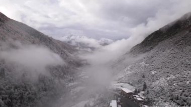 Changping Vadisi, Siguniang Ulusal Parkı 'nın batı Sichuan' da uçan insansız hava fotoğrafçılığı..